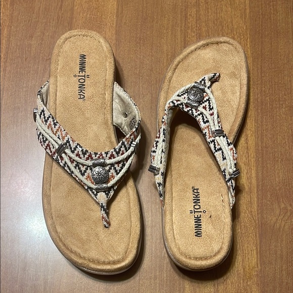 Minnetonka Shoes - - Minnetonka Beige Patterned Sandals size 9